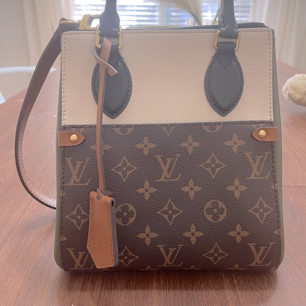 ❤️❤️SOLD❤️❤️Louis Vuitton Fold Tote Monogram Canvas and Leather PM M45388